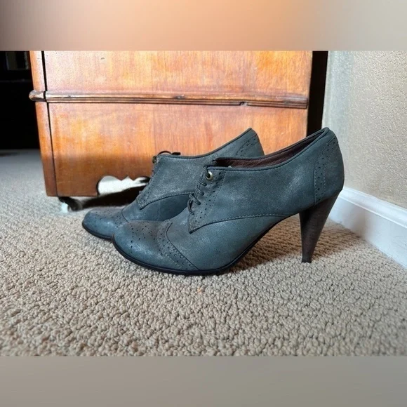 Bernardo suede lace up suede shoes - Picture 8 of 10